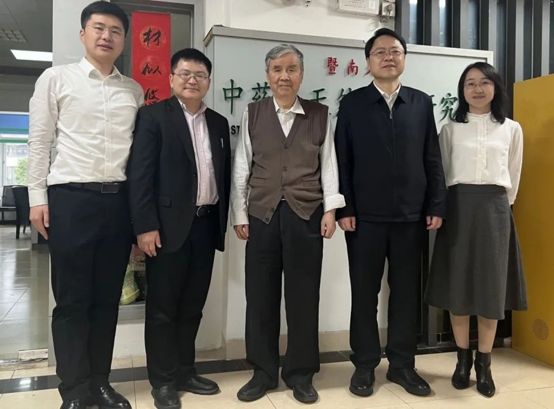 高明宇一行来到校本部监控室和保卫值守